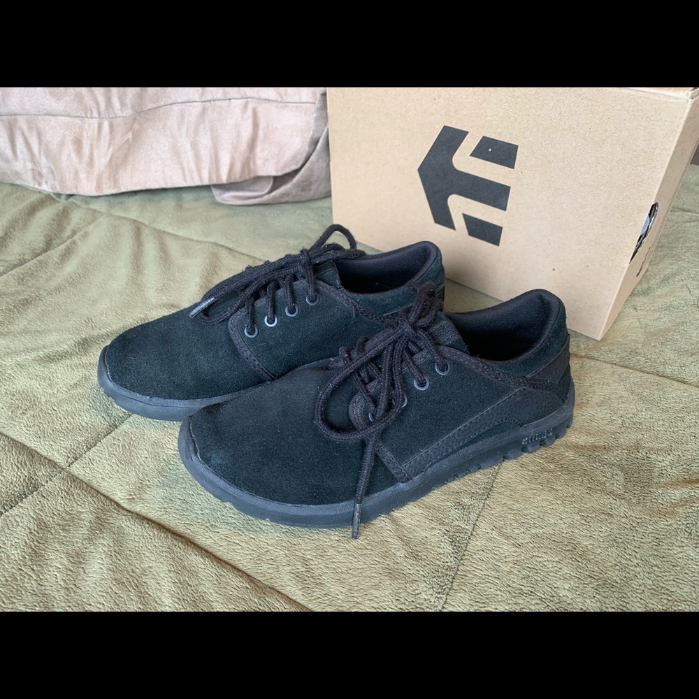 EUC Etnies Kids Shoe - ‘Scout’ Style - Original Box